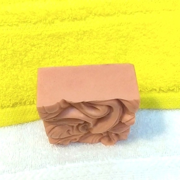 HANDCRAFTED STRAWBERRY BANANA SWIRL ARTISAN HANDMADE BATH SOAP BAR 4.5oz NWT - Picture 2 of 3